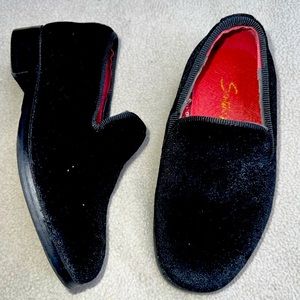 Santino Kids black velvet slippers for babies. Size 4. In new condition.